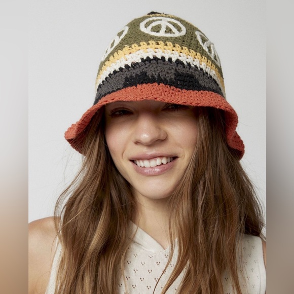 URBAN OUTFITTERS Peace Crochet Bucket Hat NWT - Picture 2 of 4